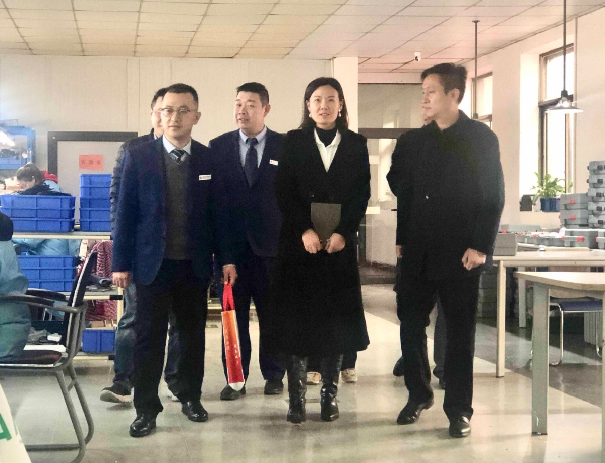 濟寧國家高新區蓼河智能產業園攜市農商行、高新電視臺領導一行蒞臨科電儀器考察調研